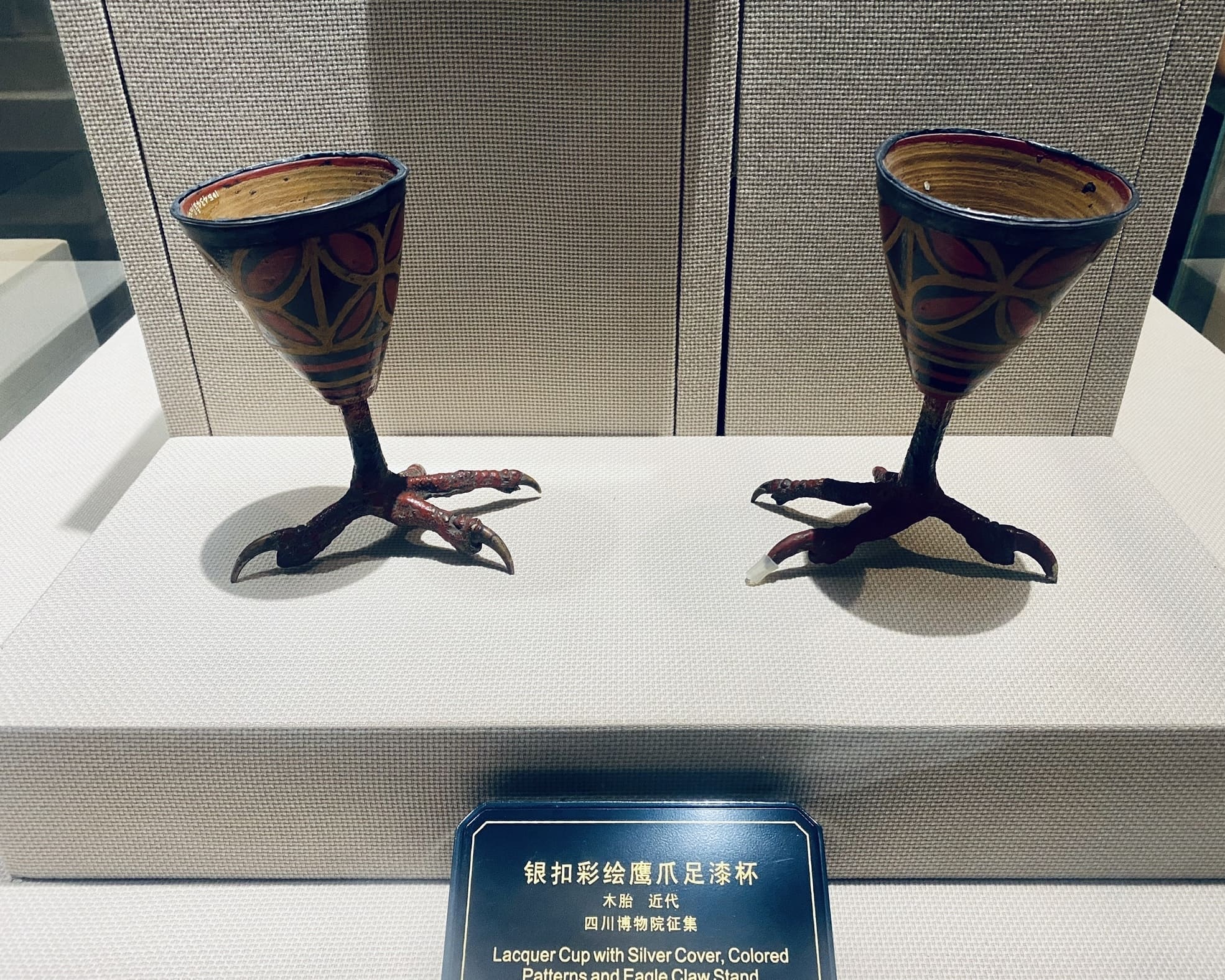 近代银扣彩绘鹰爪足漆杯